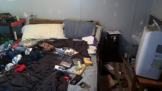 Snapshot of Bi_curious86 chatting on October 25, 2025, 12:21 am Bi curious86 online show from October 25, 2025, 12:21 am