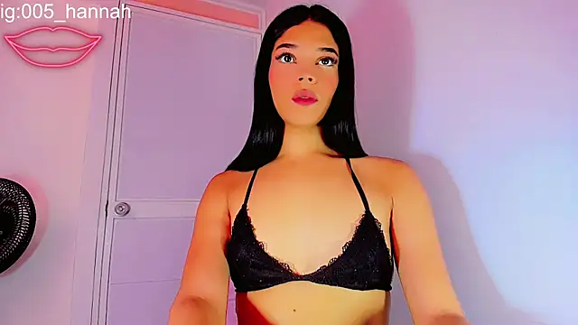 Snapshot of Hannahsmit chatting on October 19, 2025, 9:06 pm Hannahsmit online show from October 19, 2025, 9:06 pm