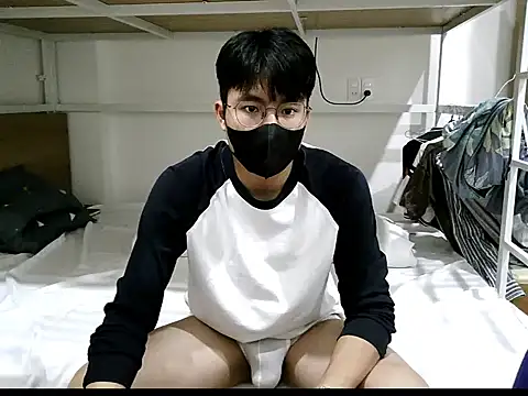 Gwencloudy online show from October 15, 2025, 2:03 pm