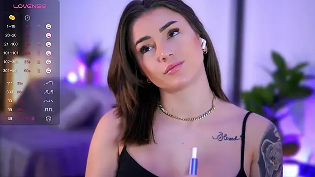 AishaCarter online show from November 17, 2025, 8:02 pm