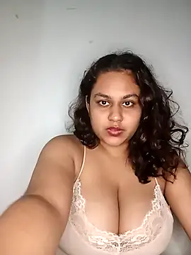 Snapshot of bumblebeegirl chatting on March 16, 2025, 6:44 pm bumblebeegirl online show from March 16, 2025, 6:44 pm