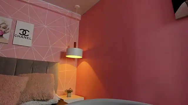 dolly zoe online show from December 18, 2025, 5:12 am