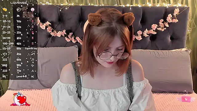 Snapshot of AliceLanley chatting on November 18, 2025, 11:24 am AliceLanley online show from November 18, 2025, 11:24 am