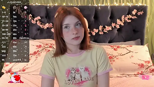 Snapshot of AliceLanley chatting on November 11, 2025, 12:33 pm AliceLanley online show from November 11, 2025, 12:33 pm