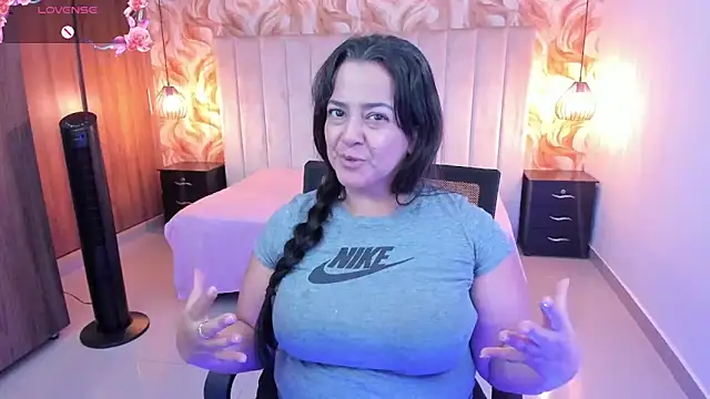 lucia vonne  online show from May 25, 2026, 8:29 pm