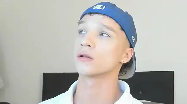 angelcortes online show from December 16, 2024, 9:20 pm