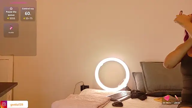 Snapshot of _Gretta chatting on November 17, 2025, 8:02 pm Gretta online show from November 17, 2025, 8:02 pm