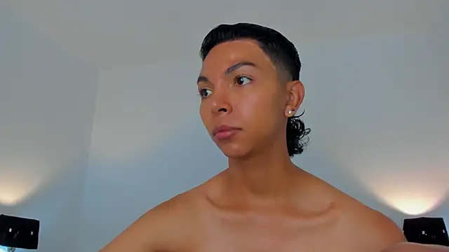 Snapshot of xhenisa_ chatting on April 29, 2026, 4:55 pm xhenisa online show from April 29, 2026, 4:55 pm