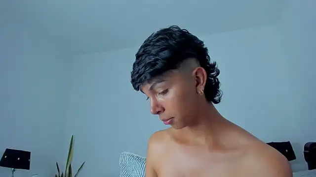 xhenisa  online show from March 8, 2026, 7:50 pm