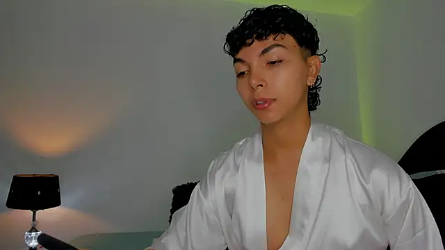xhenisa  online show from September 18, 2025, 10:46 pm