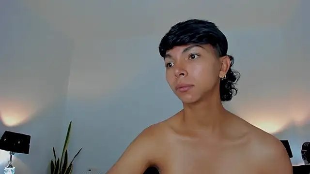 xhenisa  online show from March 4, 2026, 4:59 pm