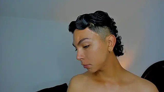 xhenisa  online show from March 12, 2026, 8:46 pm