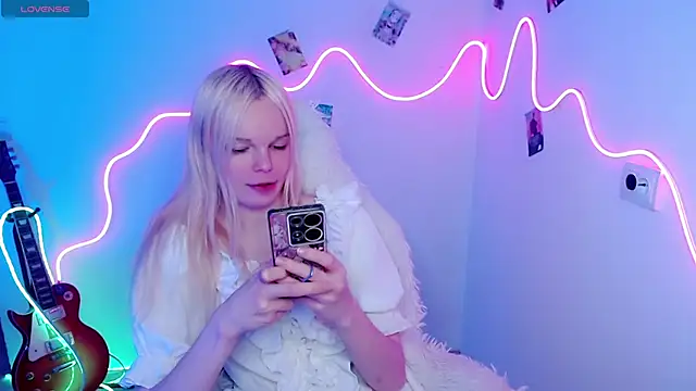 Snapshot of Emily_Nyaffee chatting on November 3, 2025, 3:15 pm Emily Nyaffee online show from November 3, 2025, 3:15 pm