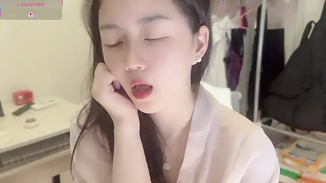 A-xena online show from November 18, 2025, 2:27 am