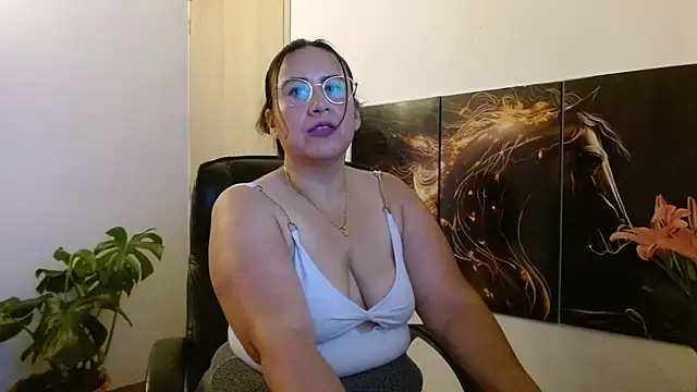 amalia brunette online show from May 4, 2026, 10:12 pm