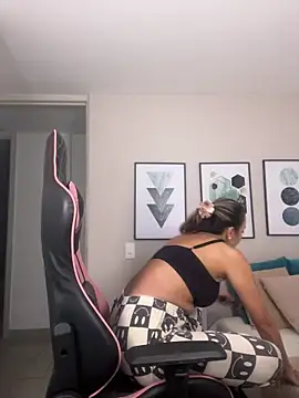 Snapshot of DianaHopson chatting on November 8, 2025, 11:36 am DianaHopson online show from November 8, 2025, 11:36 am