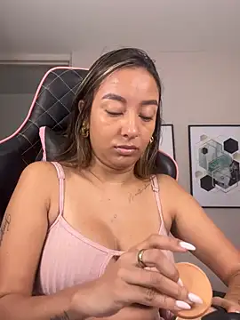 Snapshot of DianaHopson chatting on October 18, 2025, 11:12 am DianaHopson online show from October 18, 2025, 11:12 am