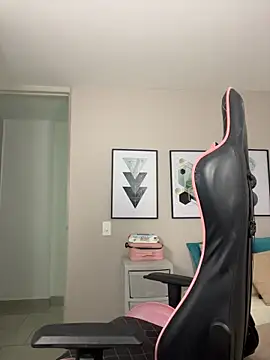 Snapshot of DianaHopson chatting on November 13, 2025, 10:30 am DianaHopson online show from November 13, 2025, 10:30 am