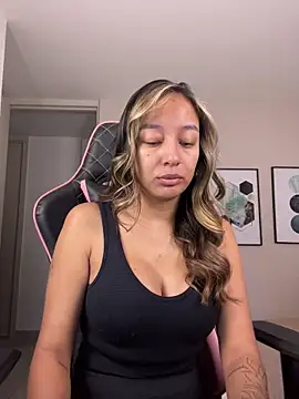 Snapshot of DianaHopson chatting on October 14, 2025, 10:05 am DianaHopson online show from October 14, 2025, 10:05 am