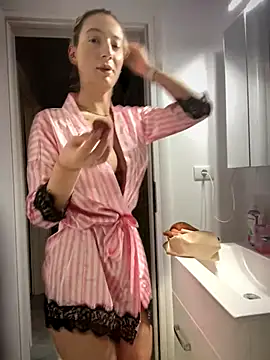 Snapshot of Ella_Charm chatting on October 17, 2025, 3:58 pm Ella Charm online show from October 17, 2025, 3:58 pm