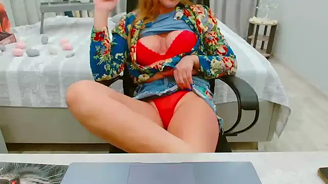 EveLove33 online show from May 17, 2026, 5:24 pm