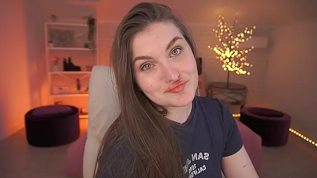 EmmyCharmm online show from April 26, 2026, 5:49 am