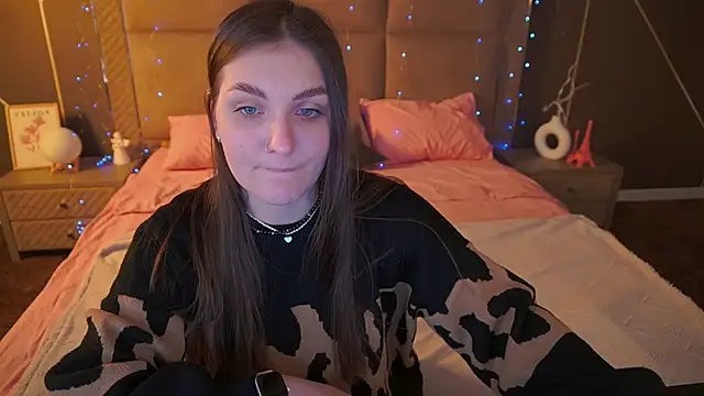 Snapshot of EmmyCharmm chatting on February 9, 2026, 6:44 am EmmyCharmm online show from February 9, 2026, 6:44 am