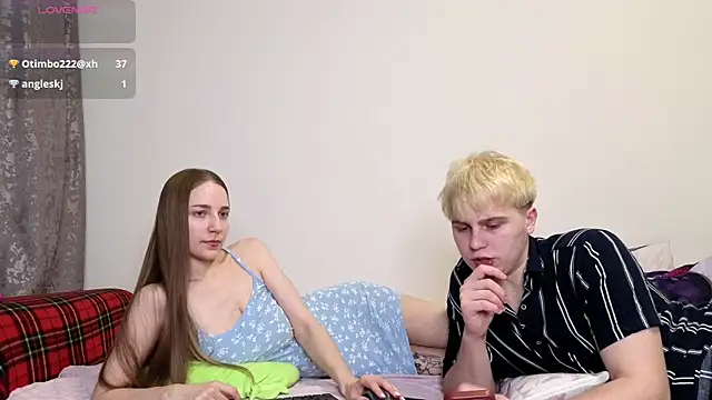 Emily and Ilumi online show from January 18, 2026, 7:39 pm