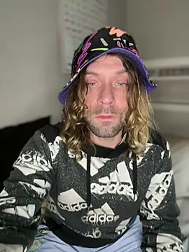 4kUsh2Fashion0 online show from February 4, 2025, 9:10 pm
