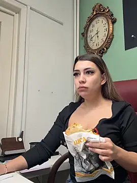 Snapshot of EveEvian chatting on November 14, 2025, 3:05 pm EveEvian online show from November 14, 2025, 3:05 pm