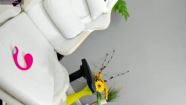 EveEvian online show from May 11, 2026, 4:04 pm