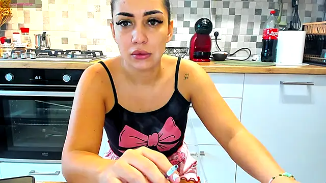 Snapshot of EveEvian chatting on October 7, 2025, 10:38 am EveEvian online show from October 7, 2025, 10:38 am