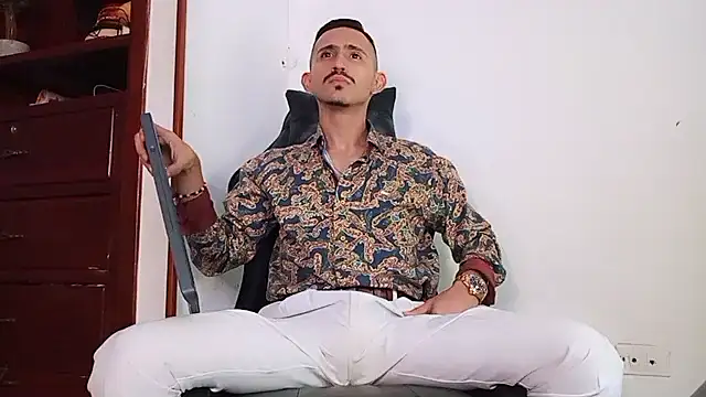 HomeAloneK online show from November 25, 2025, 7:36 pm