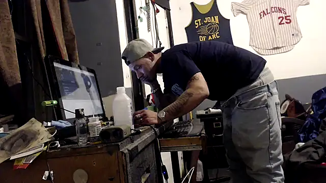 Snapshot of sledge901 chatting on November 7, 2025, 12:04 am sledge901 online show from November 7, 2025, 12:04 am