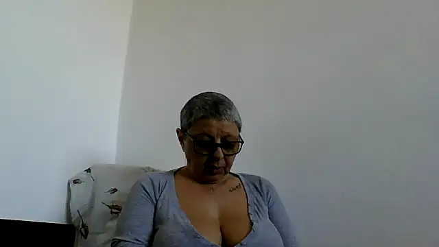 roseblak42 online show from April 26, 2026, 2:03 pm