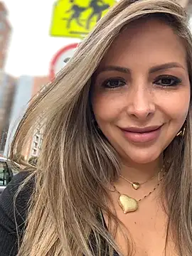  Abril-Office1 online show from October 10, 2025, 3:24 pm