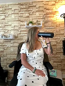  Abril-Office1 online show from October 17, 2025, 3:36 pm