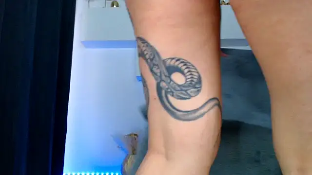 Snapshot of arianatattoos chatting on December 16, 2025, 11:03 am arianatattoos online show from December 16, 2025, 11:03 am