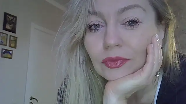 ZarinaSwift online show from October 28, 2025, 4:57 am