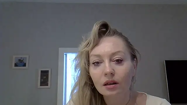 Snapshot of ZarinaSwift chatting on May 14, 2026, 4:42 am ZarinaSwift online show from May 14, 2026, 4:42 am