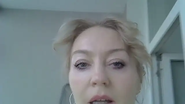 ZarinaSwift online show from December 19, 2025, 4:49 am