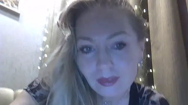 ZarinaSwift online show from November 20, 2025, 4:35 am