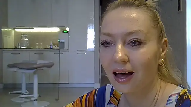 Snapshot of ZarinaSwift chatting on February 25, 2026, 4:34 am ZarinaSwift online show from February 25, 2026, 4:34 am