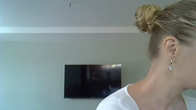 Snapshot of ZarinaSwift chatting on July 11, 2026, 5:19 am ZarinaSwift online show from July 11, 2026, 5:19 am