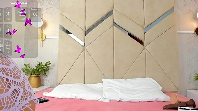 LiaVelez online show from December 18, 2025, 1:48 pm