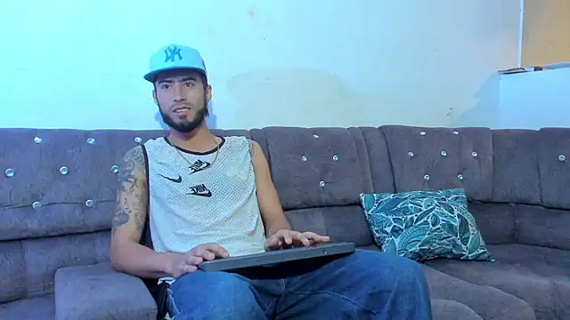 Snapshot of Camila_Coxx chatting on February 14, 2026, 3:40 am Camila Coxx online show from February 14, 2026, 3:40 am