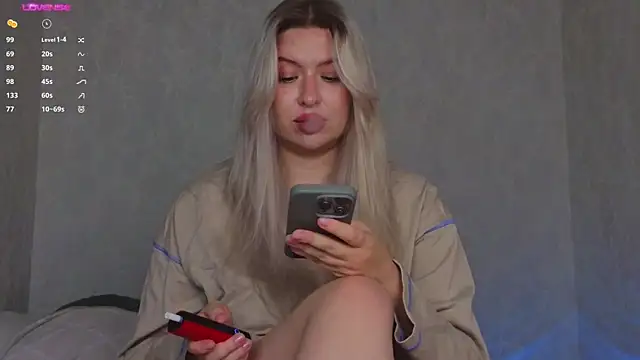 Snapshot of helen_frogg chatting on October 23, 2025, 8:18 pm helen frogg online show from October 23, 2025, 8:18 pm