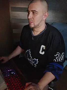 Foxyshaved online show from February 3, 2026, 6:22 am