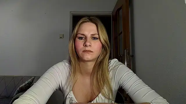 Snapshot of DagmarieFlirt chatting on March 20, 2025, 9:24 pm DagmarieFlirt online show from March 20, 2025, 9:24 pm