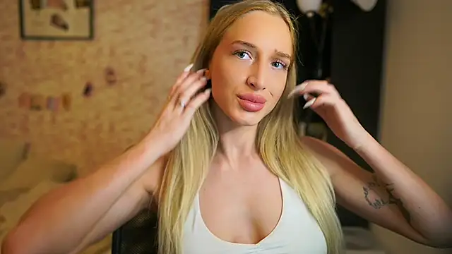 Snapshot of Nicolette__Shea_ chatting on November 15, 2025, 8:29 am Nicolette Shea online show from November 15, 2025, 8:29 am